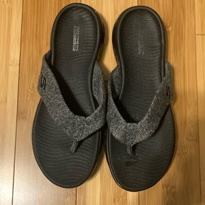 Sketchers Goga Mat Sandals Women’s 10 Black/Gray Comfort Thong Flip Flop